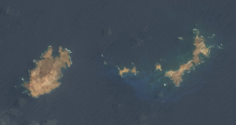 Ilhéus do Rombo em imagem de satélite Sentinel-2 (2016–2017), não fotografia ao nível do solo.